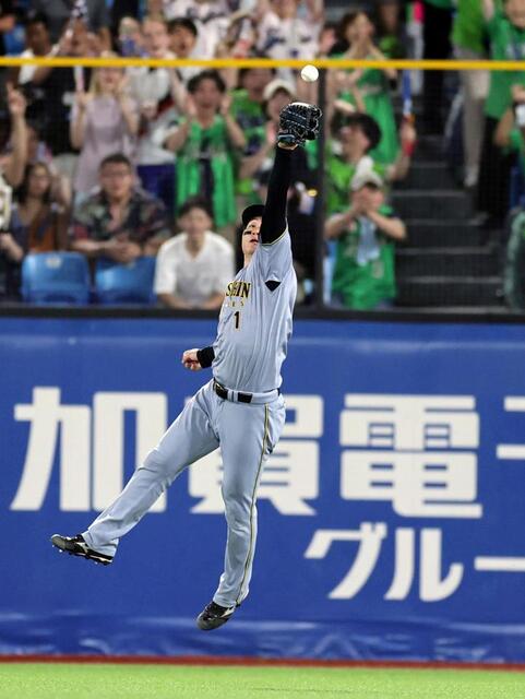 阪神 森下が打球を捕球できず走者一掃に