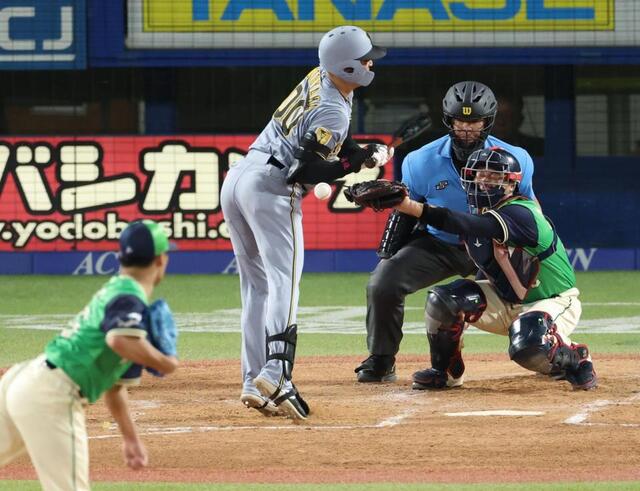 阪神 元山飛優への死球で異例の光景