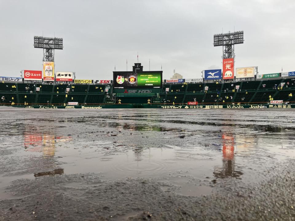 １７時頃、ぬかるんだグラウンドの甲子園（撮影・西田忠信）