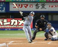 延長１１回、勝ち越し２ランを放つ高寺（撮影・金田祐二）