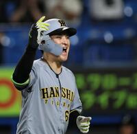 １０回、勝ち越し２ランを放った高寺は喜びながらベンチへ向かう（撮影・田中太一）