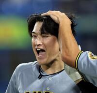 １０回、勝ち越し２ランを放った高寺はベンチ前で歓喜する（撮影・田中太一）