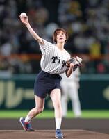 始球式を務めるＮＭＢ４８・坂下真心＝甲子園（撮影・立川洋一郎）