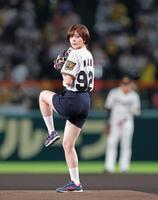 始球式を務めるＮＭＢ４８・坂下真心＝甲子園（撮影・立川洋一郎）