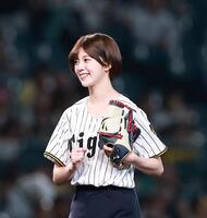 始球式を終え笑顔のＮＭＢ４８・坂下真心（撮影・西田忠信）