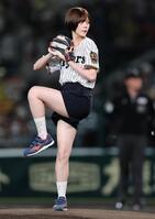 始球式をするＮＭＢ４８坂下真心（撮影・田中太一）
