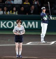 始球式でマウンドに立つＮＭＢ４８・坂下真心（撮影・山口登）