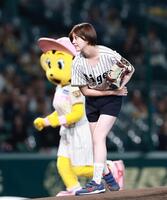 始球式を務めるＮＭＢ４８・坂下真心（撮影・西田忠信）