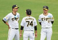  話をする（左から）藤川監督、藤本総合コーチ、梵２軍打撃コーチ＝２４年１０月