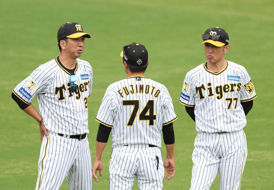  話をする（左から）藤川監督、藤本総合コーチ、梵２軍打撃コーチ＝２４年１０月
