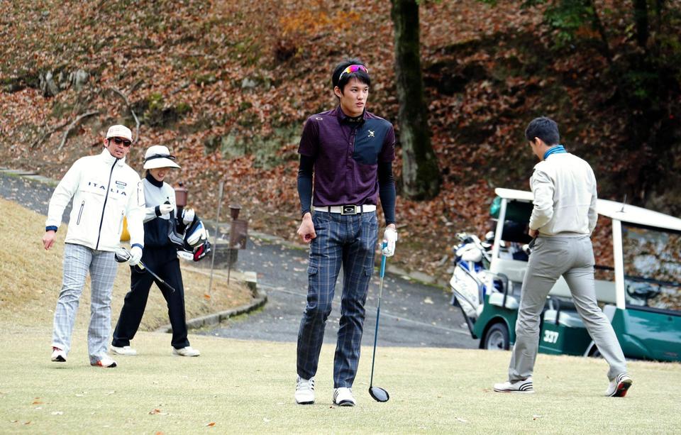 Ｌｅｔ’Ｇｏ！！タイガースゴルフでゴルフを楽しむ（左から）岩田　稔、藤浪晋太郎、能見篤史＝有馬ロイヤルGC（撮影・持木克友）