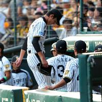 ５回、広島・キラに勝ち越し本塁打を打たれ下を向きベンチへ下がる阪神・藤浪晋太郎＝甲子園（撮影・棚橋慶太）