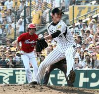 広島・前田健太（左）の前で力投する阪神・藤浪晋太郎＝甲子園球場（撮影・出月俊成）