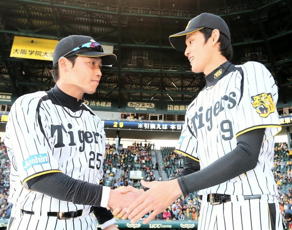 投打のヒーロー阪神・新井貴浩と阪神・藤浪晋太郎はがっちりと握手えをする＝甲子園（撮影・山口　登）