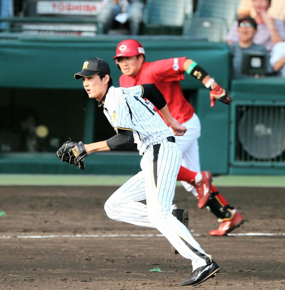 ４回広島無死一、二塁、阪神・藤浪晋太郎は広島・松山竜平に先制適時打を許す＝甲子園（撮影・山口　登）