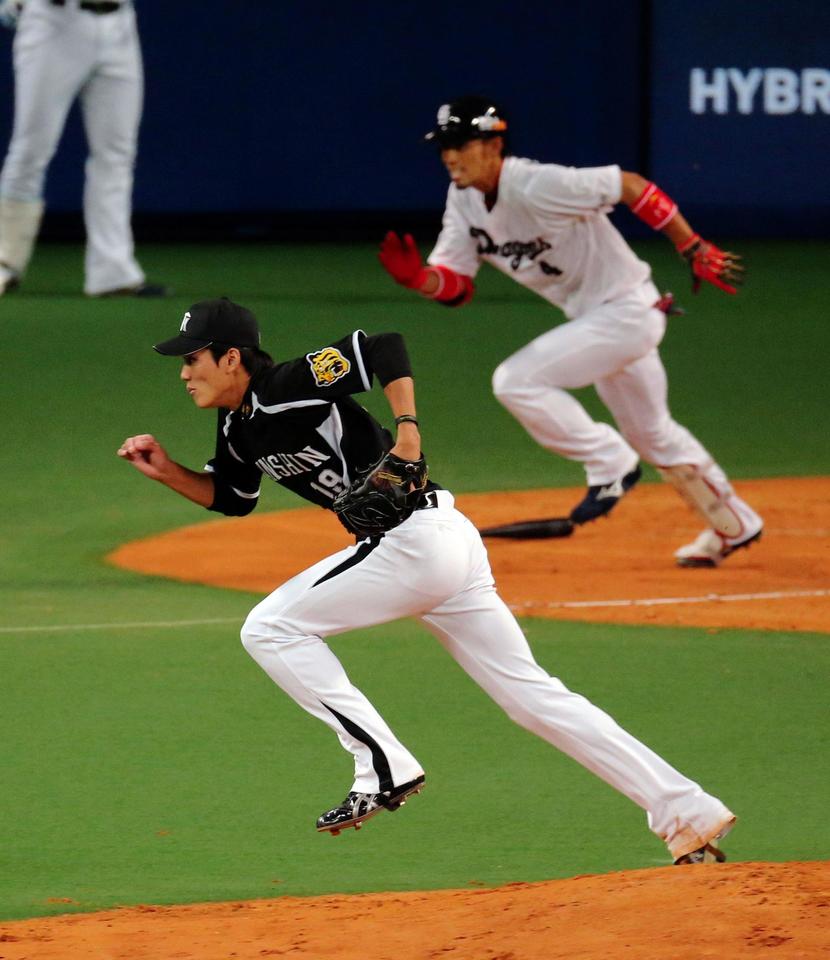 ２回中日、１死一塁、中日・藤井淳志を打ち取り懸命にベースカバーに走る阪神・藤浪晋太郎＝ナゴヤドーム（撮影・飯室逸平）