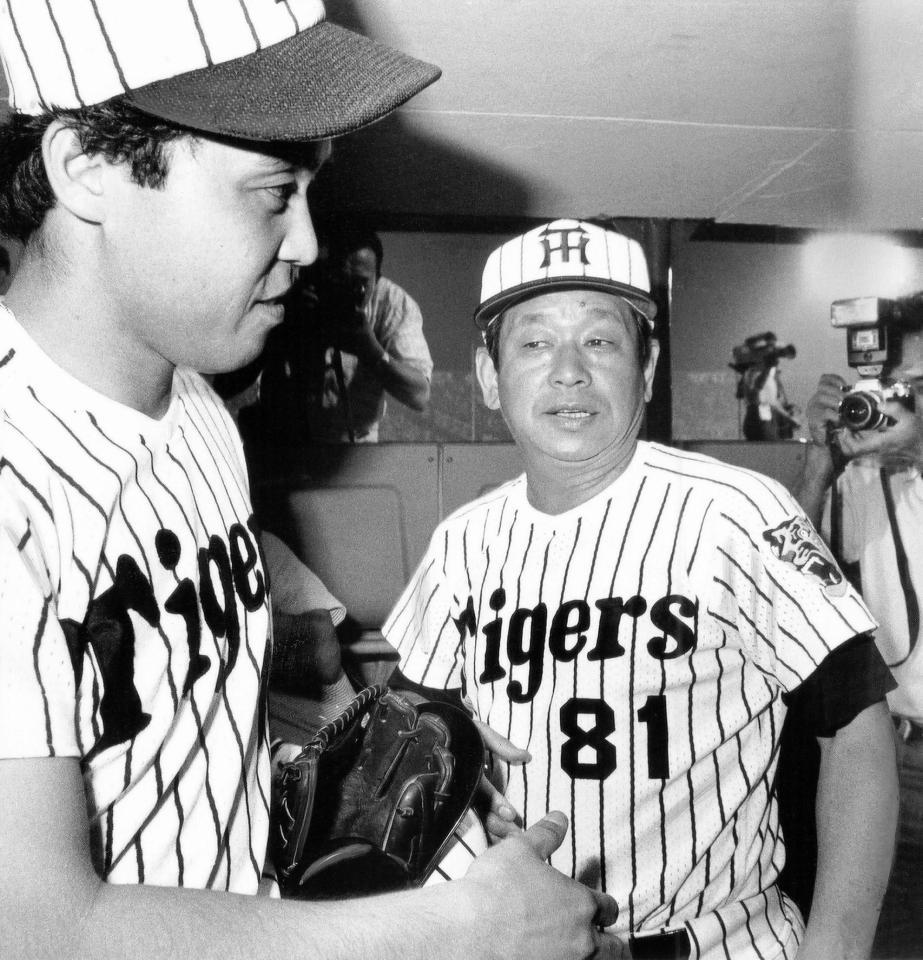 岡田彰布と話す吉田義男監督（右）＝１９８６年７月２６日