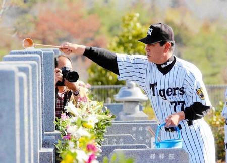 　藤村富美男氏の墓参りに訪れた星野監督（２００２年３月）