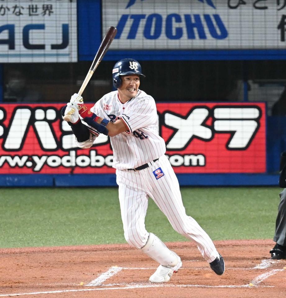 　引退試合で安打を放つヤクルト・坂口＝２０２２年