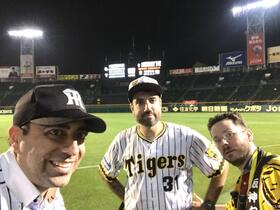 コラムをスタートした頃の筆者(左)。友人と甲子園球場で記念撮影