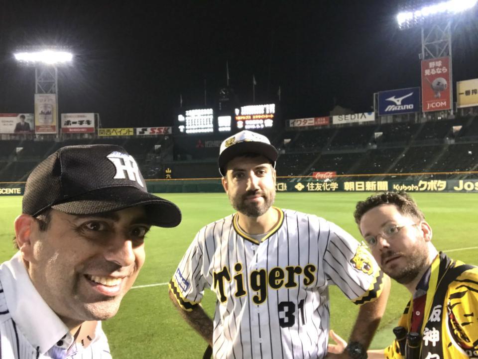 　コラムをスタートした頃の筆者（左）。友人と甲子園球場で記念撮影