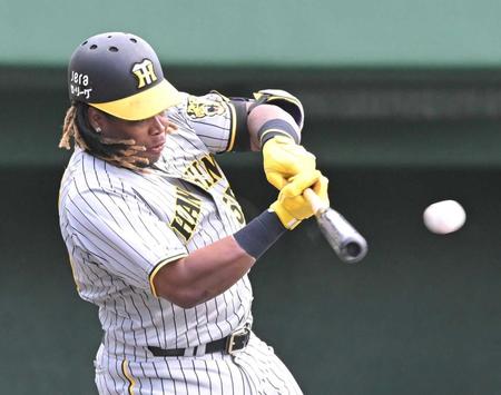 　２回、左前打を放つミエセス