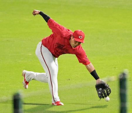 　２回、ノイジーの打球を後逸する末包