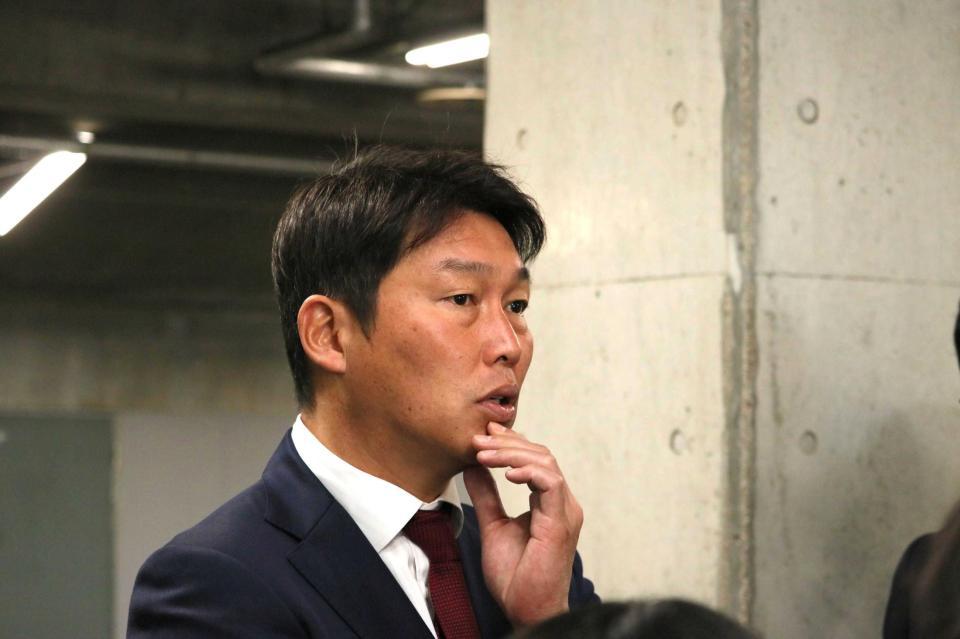 　オーナー報告を終え報道陣に答える新井監督