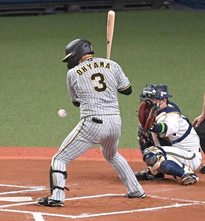 　６回、四球を選ぶ大山。この日３度四球で出塁した