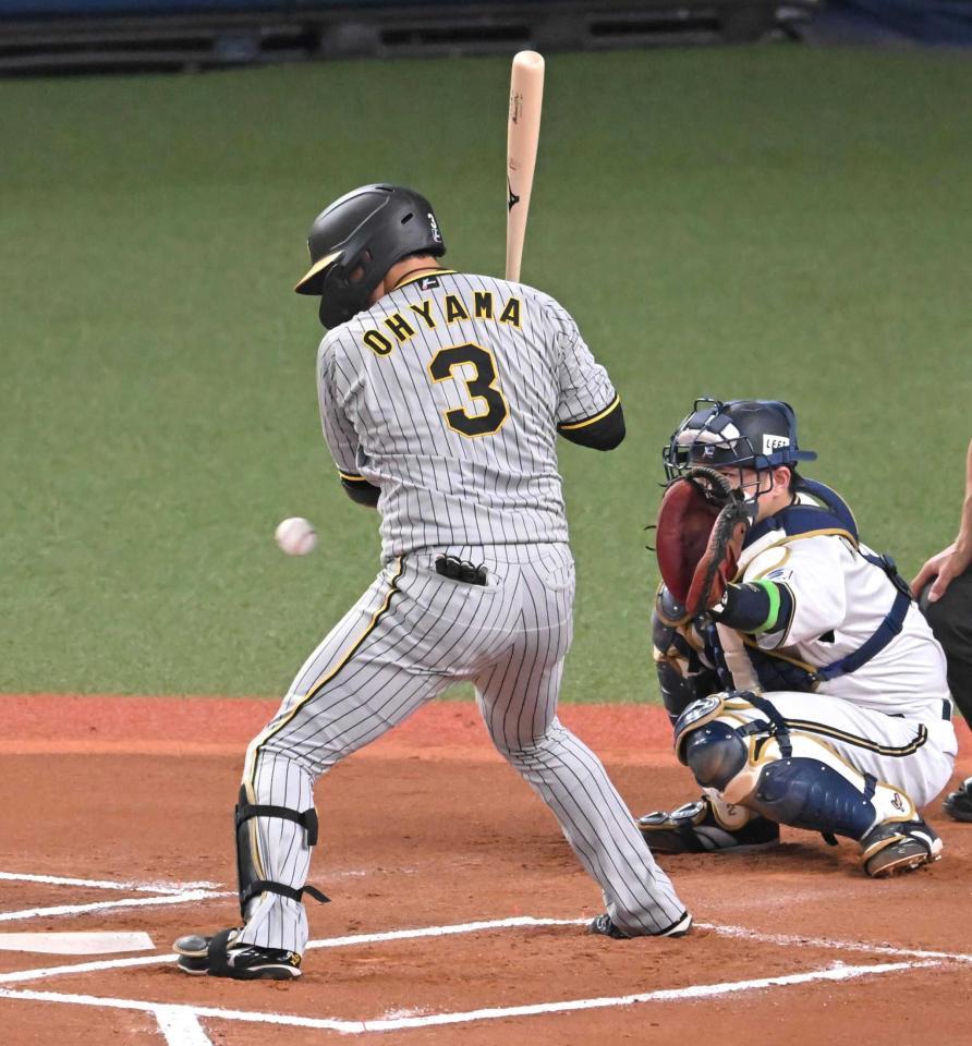 　６回、四球を選ぶ大山。この日３度四球で出塁した