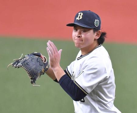 　３回、無失点に抑え、グラブをたたく宮城