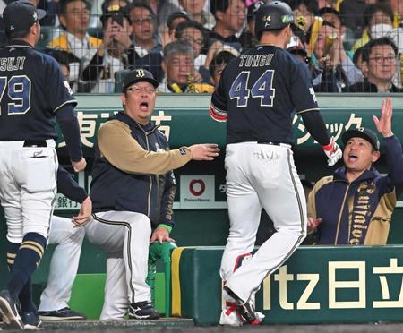 　４回、頓宮（４４）を迎える水本ヘッド（左）