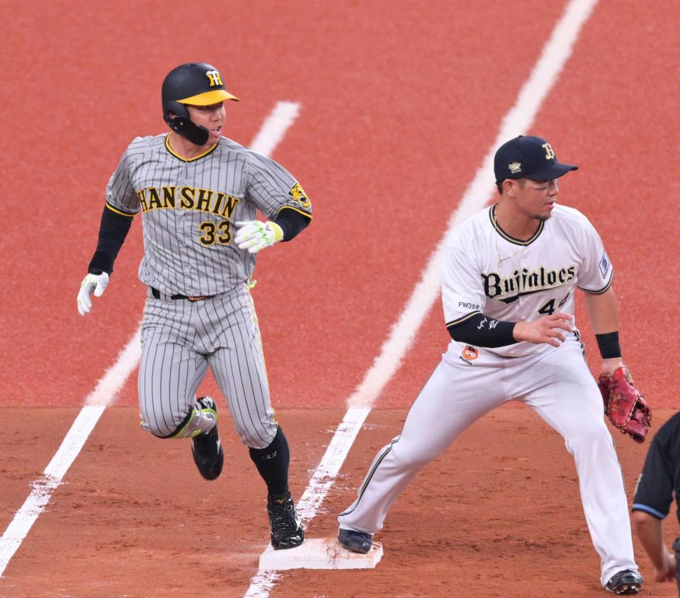 　４回、一塁へ懸命に駆け込み内野安打になる糸原