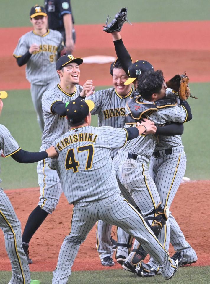 　日本一となり佐藤輝（左）らと喜び合う大山