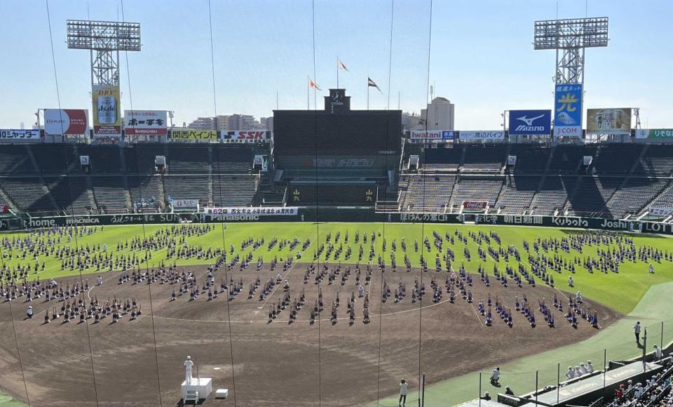 　甲子園の「小連体」で組み体操を披露する西宮の子どもたち