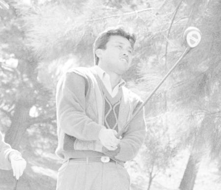 　キャンプ休日にゴルフを楽しむ岡田＝８９年２月