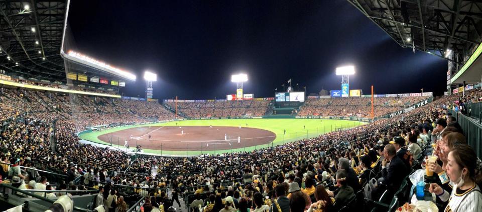 　甲子園での日本シリーズに多くのファンが詰めかけた＝１０月３１日