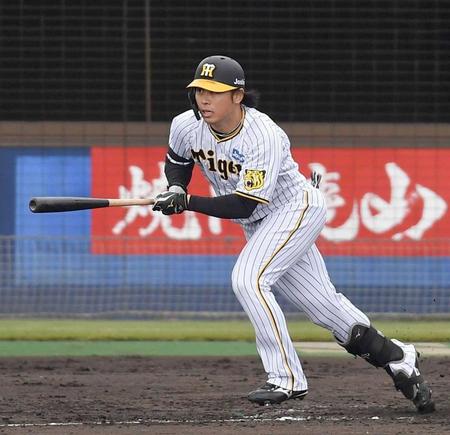 　右前打を放つ高山