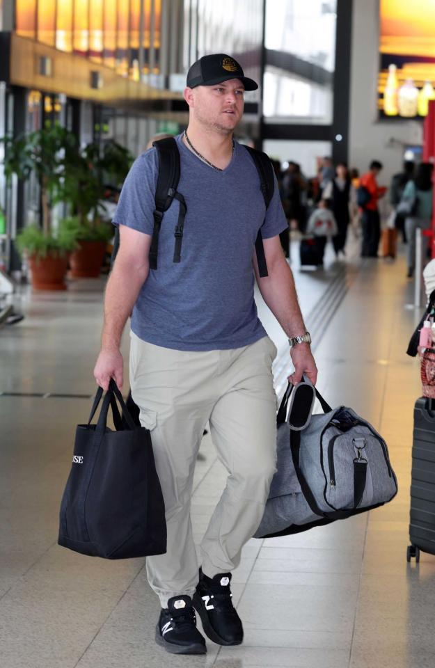 　日本一から一夜明け、帰国するノイジー＝６日、伊丹空港