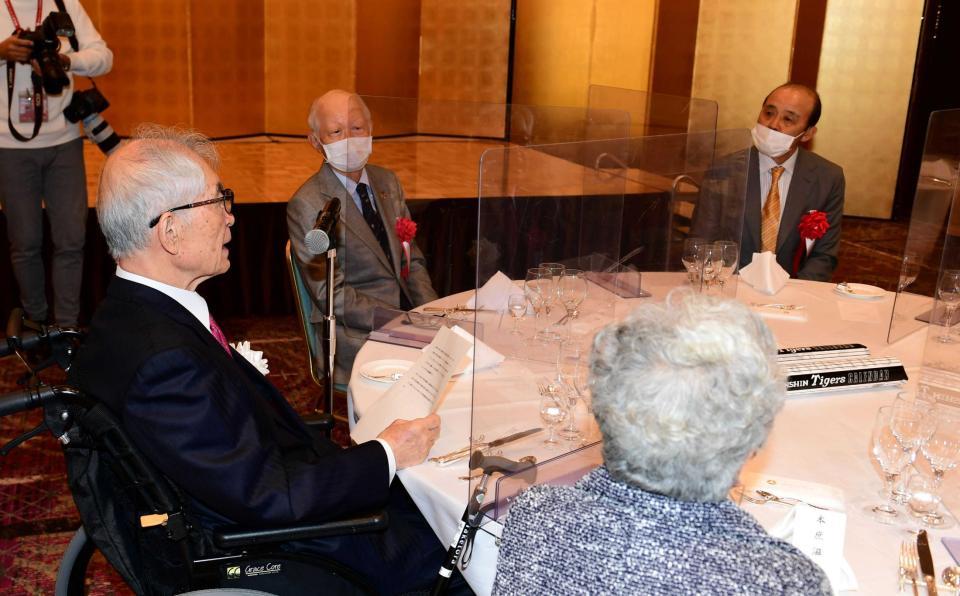 　京都大学・本庶名誉教授（左端）から激励を受ける岡田監督（右端）＝１月２４日、京都市内のホテル