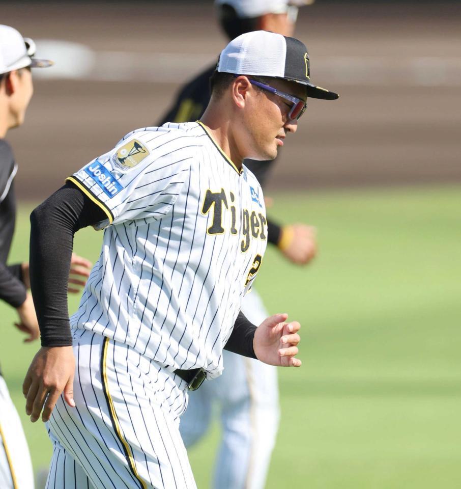 　鳴尾浜で黙々とランニングする秋山（撮影・中田匡峻）