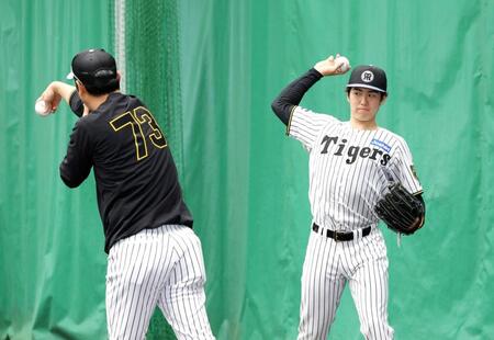 　金村投手コーチ（左）から指導を受ける石黒