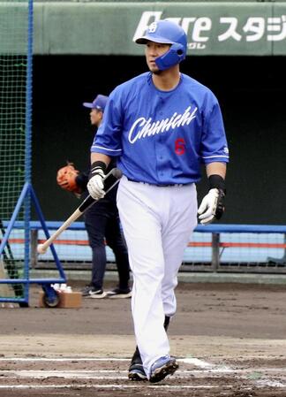 　シート打撃で快音を響かせた中日・中田