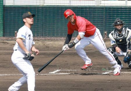 　２回、先制２点打を放つ内田（撮影・金田祐二）