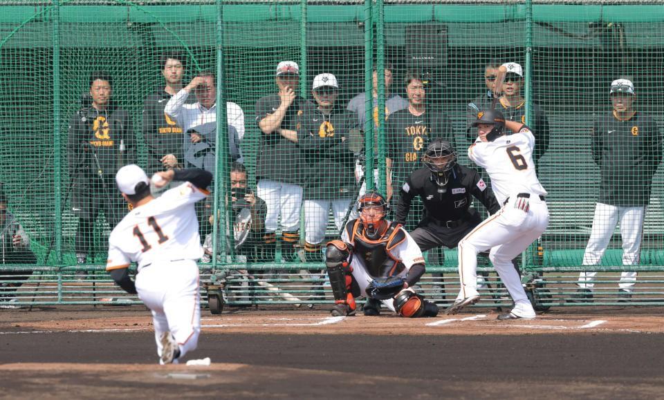 　ライブＢＰで対決する田中将（左）と坂本（撮影・西岡正）