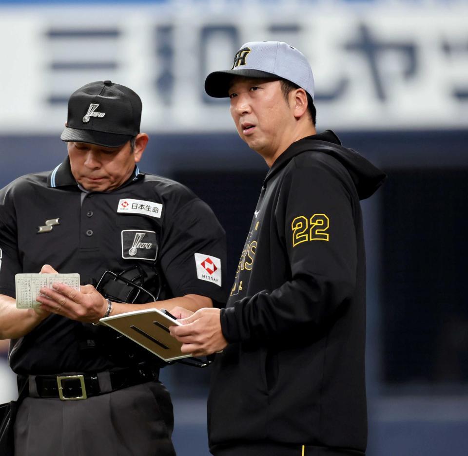 　６回、選手交代を告げる藤川監督（撮影・田中太一）