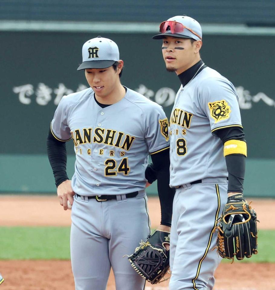 　５回、押し出しの四球を与え、佐藤輝（右）から声をかけられる工藤