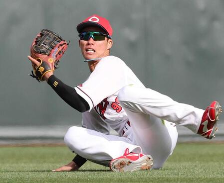 　８回、木浪の安打性の打球を好捕する二俣