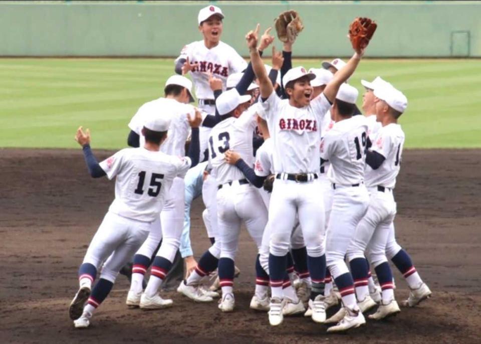 　春季高校野球沖縄大会で優勝して歓喜する宜野座ナイン（宜野座高野球部保護者さん提供）