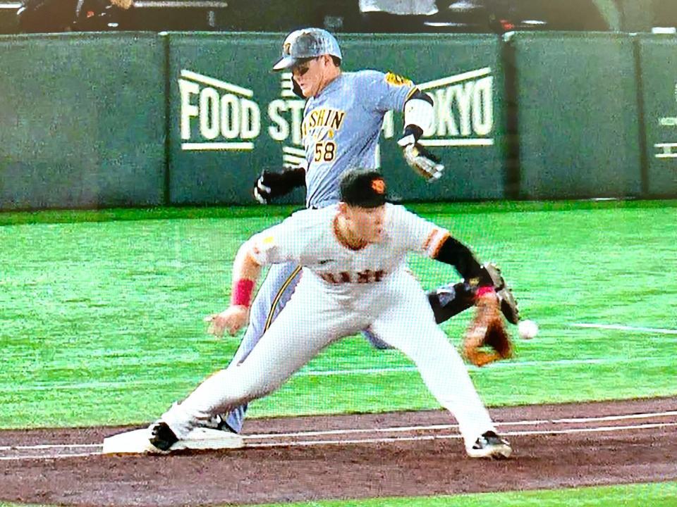 　６日、巨人戦の２回、前川は三塁への打球で一塁へ駆け込んだが、判定はアウト。リプレー検証でも覆らなかった（日本テレビの中継から）